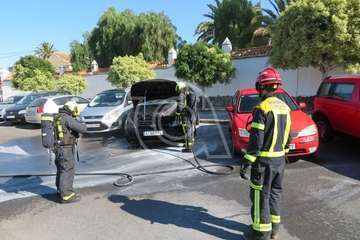 Los bomberos sofocan el incendio de un vehículo en San Juan  (Foto TA)